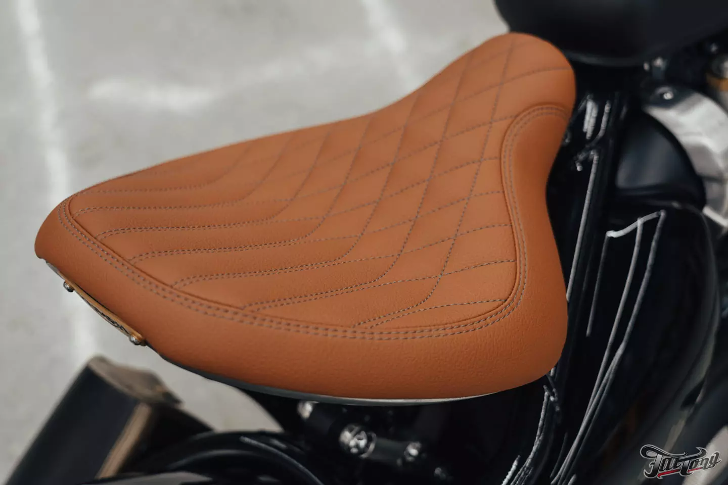 Поработали над выхлопной системой Triumph Bonneville Bobber 1200 и перешили на него сиденье